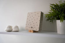 Load image into Gallery viewer, Petit Artichaut Baby Box Square