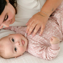 Load image into Gallery viewer, Perlimpinpin Baby Velvet Sleeper