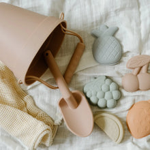 Load image into Gallery viewer, Peaks &amp; Valleys Beach Bucket w/Characters Set
