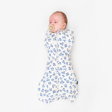 Load image into Gallery viewer, Belan.J Convertible Swaddle Sack (1.0 TOG) - Bluebells
