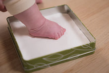 Load image into Gallery viewer, Petit Artichaut Baby Box Square
